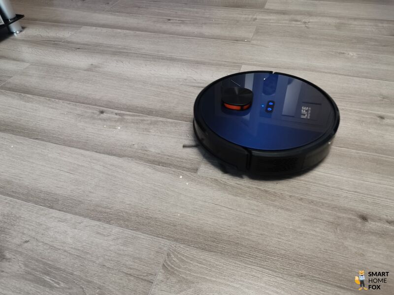 iLife T10s убирает овсяные хлопья на ламинате во время теста